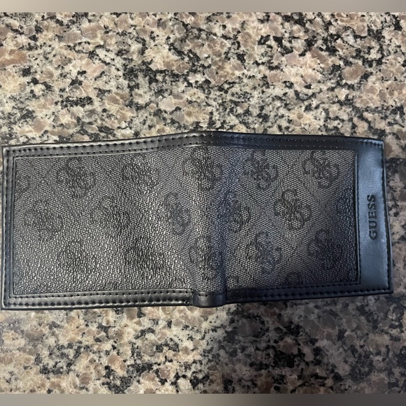 Guess men’s wallet - Picture 6 of 7